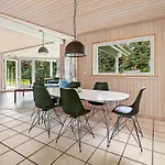 10 Person In Gilleleje-by Traum *