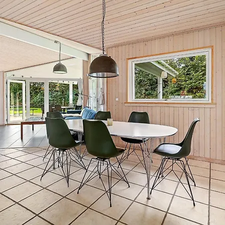 10 Person In Gilleleje-by Traum *